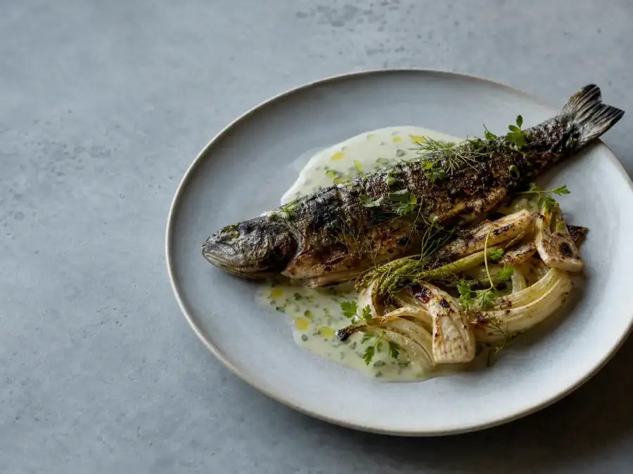 Geroosterde forel met venkel en beurre blanc.